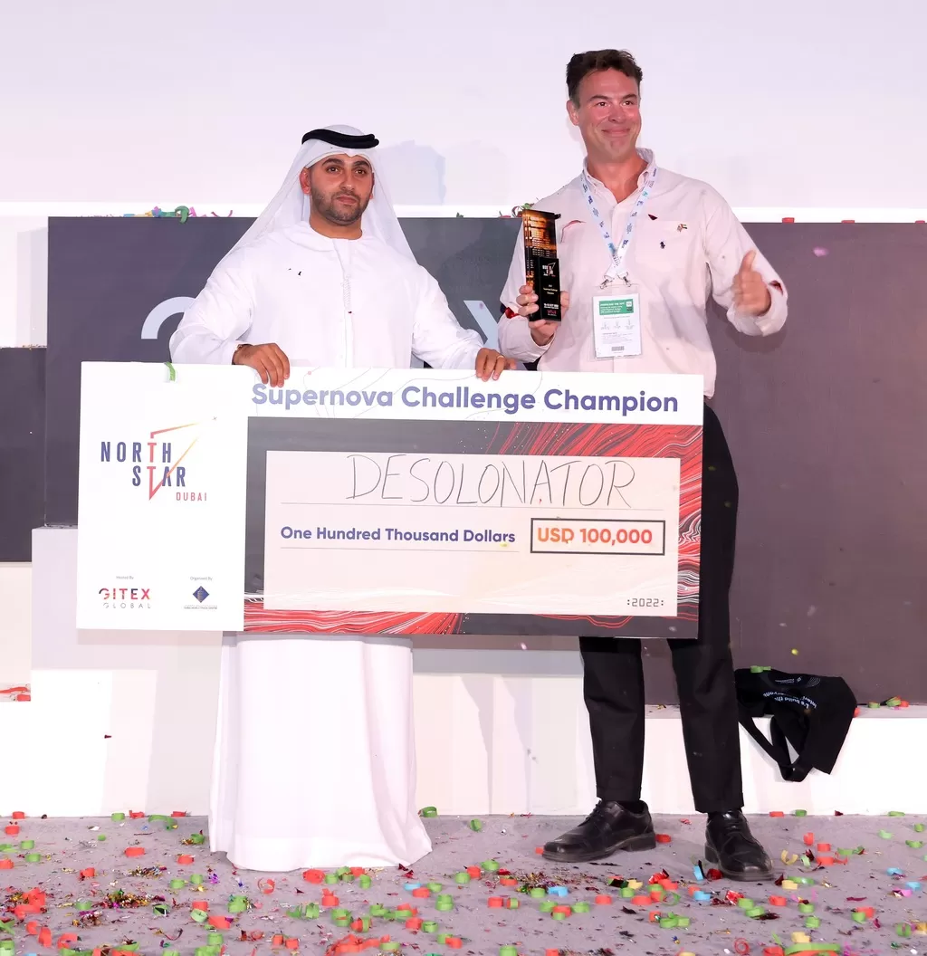 Desolenator đã giành được giải thưởng cao nhất trong Thử thách siêu tân tinh của Sao Bắc Cực ở Dubai.  Người đồng sáng lập của Công ty, Alexei Levene chấp nhận tấm séc chiến thắng của mình